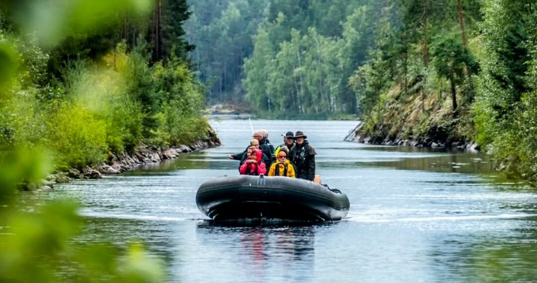 Rib-veneen matkustajat historiallisessa kanavassa